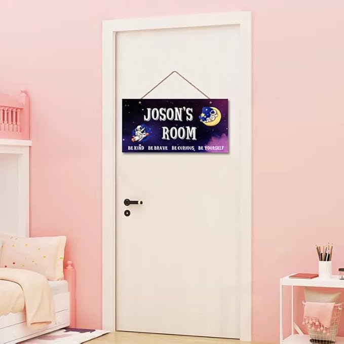 Personalized Signs Funny Astronaut Sign Customized Door Art Decoration Exquisite Decorative Signs Custom Name for Kids Room Outer Space Themed Nursery Decor Wall Art Decor For Boys Room Girls Bedroom