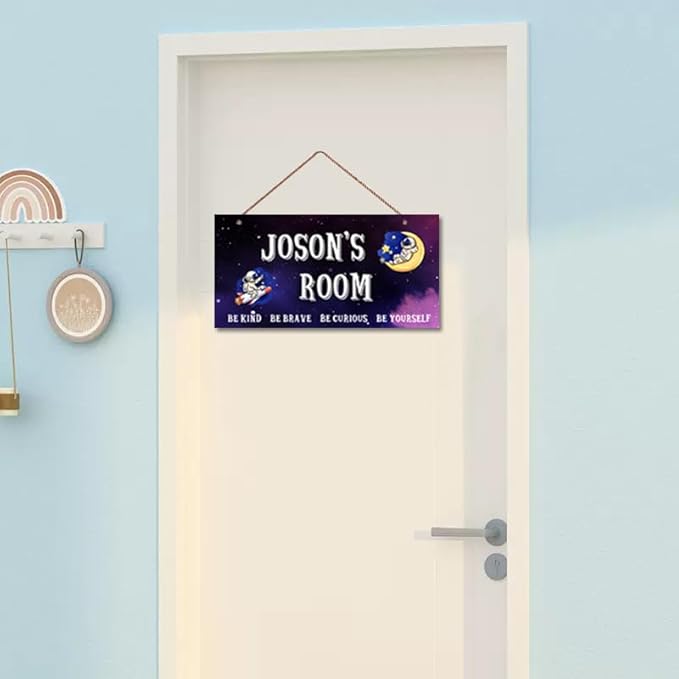 Personalized Signs Funny Astronaut Sign Customized Door Art Decoration Exquisite Decorative Signs Custom Name for Kids Room Outer Space Themed Nursery Decor Wall Art Decor For Boys Room Girls Bedroom