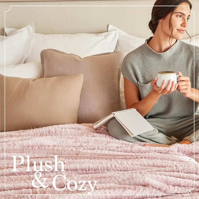 The Connecticut Home Co Throw Blanket for Couch, Soft Fluffy Room Decor, Cozy Warm Throws for Bed, Couches, Gifts for Women, Bedroom Cute Aesthetic Blankets Faux Fur and Sherpa, 65x50, White