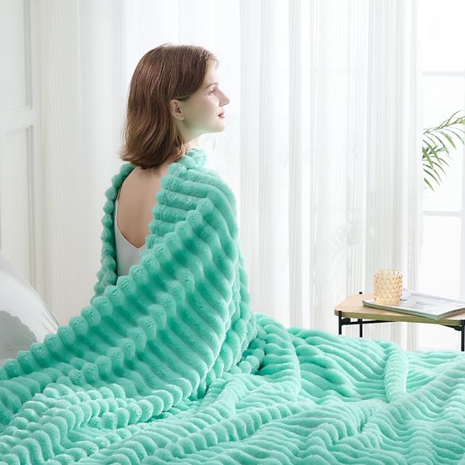 NEWCOSPLAY Fleece Ribbed Cozy Queen Blanket - Image 3