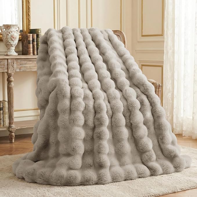 L'AGRATY Faux Rabbit Fur Throw Blanket - Image 2