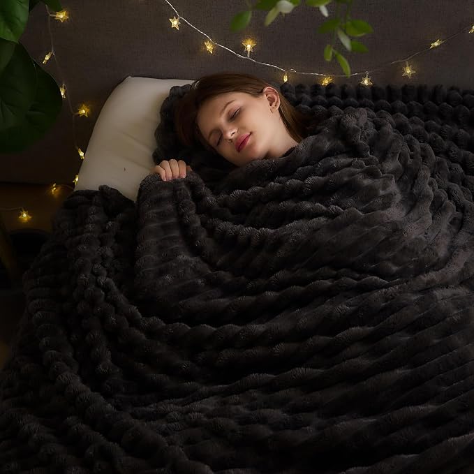 NEWCOSPLAY Fleece Ribbed Cozy King Blanket - Image 2