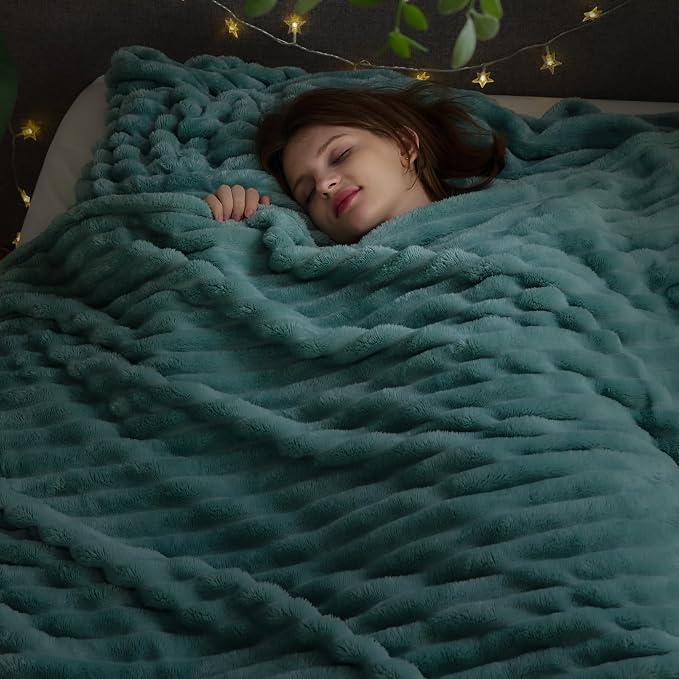 NEWCOSPLAY Fleece Ribbed Cozy King Blanket - Image 2