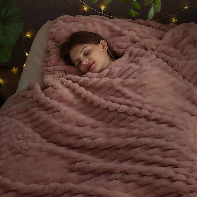 NEWCOSPLAY Fleece Ribbed Cozy Queen Blanket - Image 3