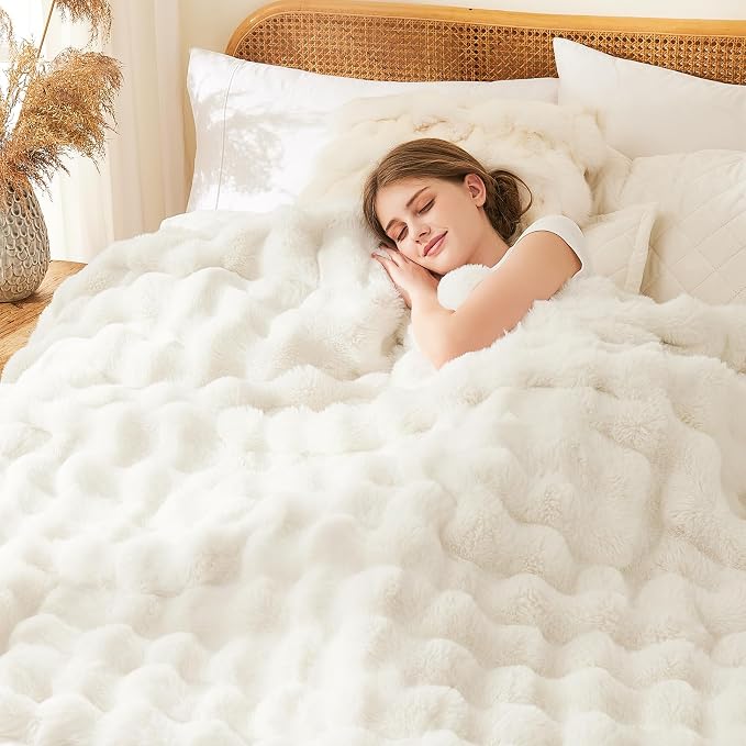 L'AGRATY Faux Rabbit Fur Throw Blanket - Image 3