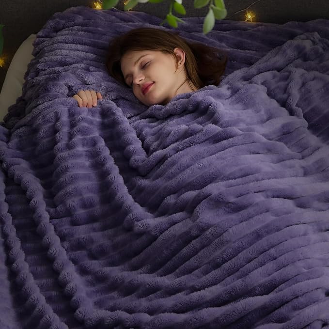 NEWCOSPLAY Fleece Ribbed Cozy King Blanket - Image 2