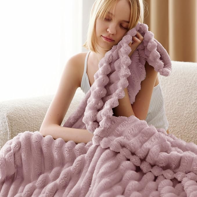 Bedsure Soft Pink Throw Blanket - Image 4