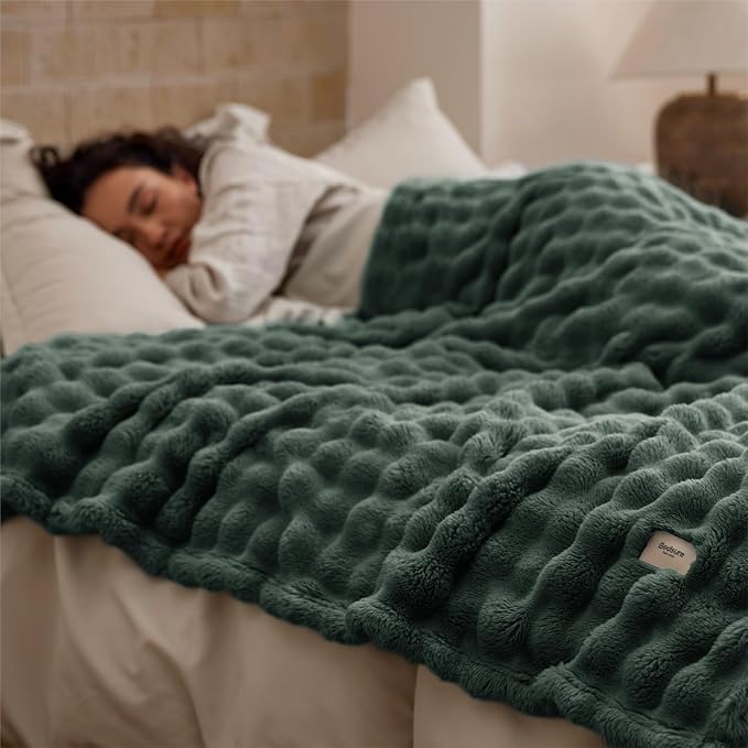 Bedsure 3D Fleece Bubble Blanket - Image 4