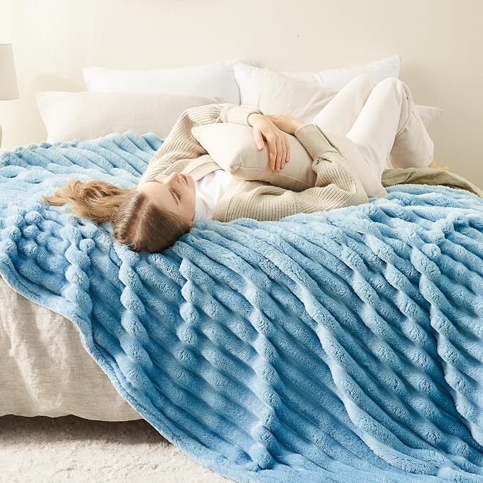 NEWCOSPLAY Fleece Ribbed Cozy Throw Blanket - Image 4