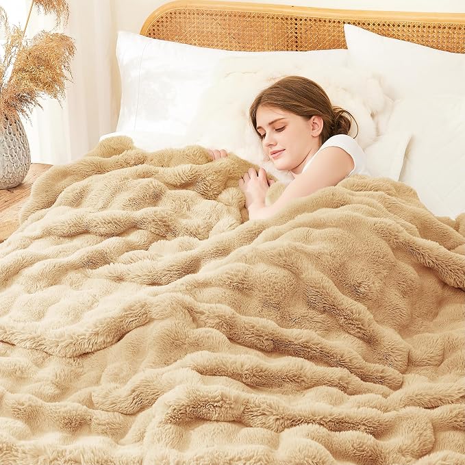 L'AGRATY Faux Rabbit Fur Throw Blanket - Image 2