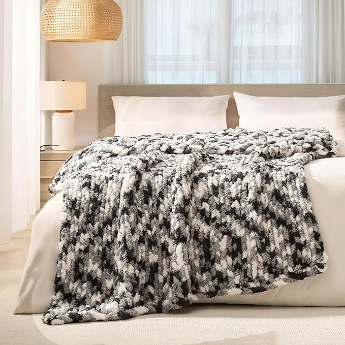 L'AGRATY Chunky Knit Throw Blanket by LAGRATY