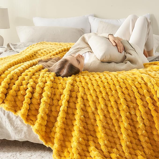 NEWCOSPLAY Fleece Clouds Cozy Queen Blanket - Image 3
