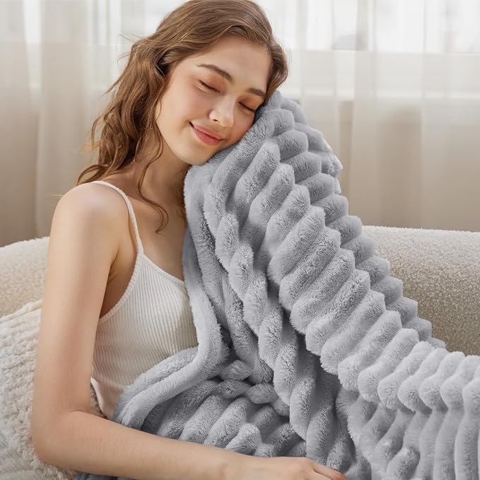Bedsure Soft Light Grey Throw Blanket - Image 5
