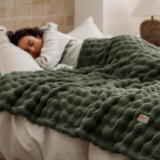 Bedsure 3D Fleece Bubble Blanket - Image 4