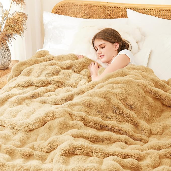 L'AGRATY Faux Rabbit Fur Throw Blanket - Image 2