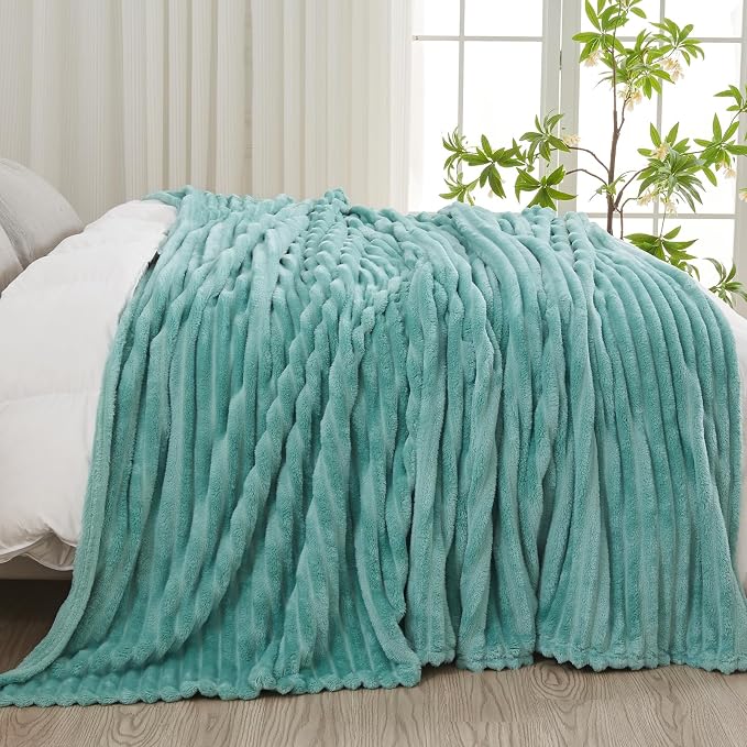 NEWCOSPLAY Fleece Ribbed Cozy King Blanket - Image 4