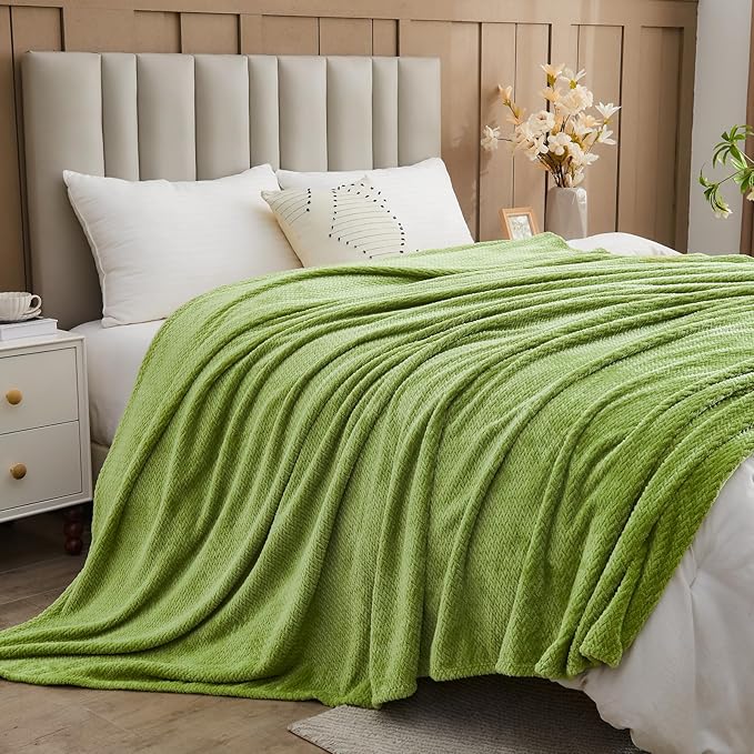 NEWCOSPLAY Super Soft Twin Blanket Green Premium Silky Flannel Fleece Leaves Pattern Lightweight Bed Blanket All Season Use (Green, Twin(60"x80"))
