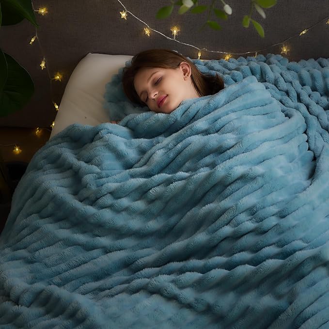 NEWCOSPLAY Fleece Ribbed Cozy Queen Blanket - Image 2
