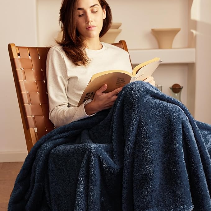 Exclusivo Mezcla Plush Fuzzy Fleece Bed Blanket Twin Size, Super Soft, Fluffy and Warm Blankets, Suitable for All Seasons (Navy Blue, 90x66 Inches)