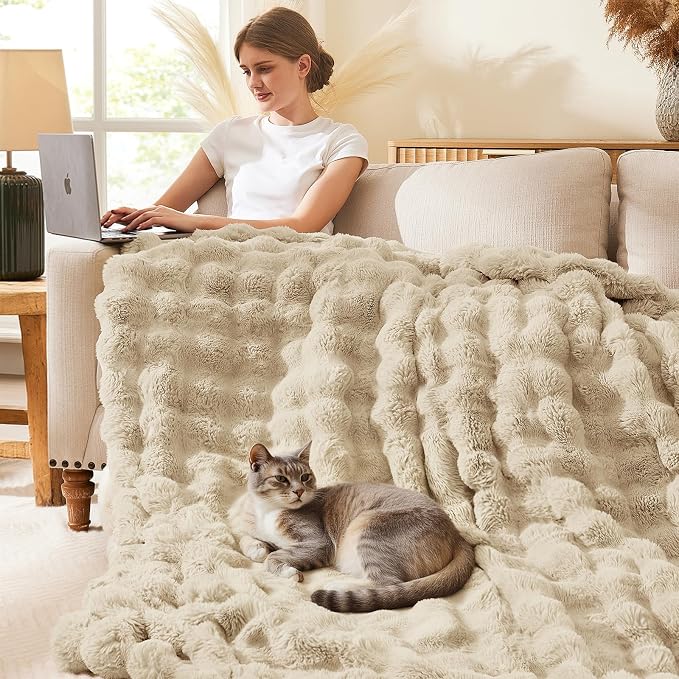 L'AGRATY Faux Rabbit Fur Throw Blanket - Image 3