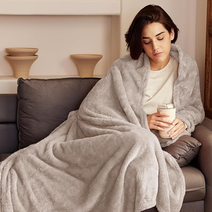 Exclusivo Mezcla Plush Fuzzy Fleece Bed Blanket Twin Size, Super Soft, Fluffy and Warm Blankets, Suitable for All Seasons (Camel, 90x66 Inches)