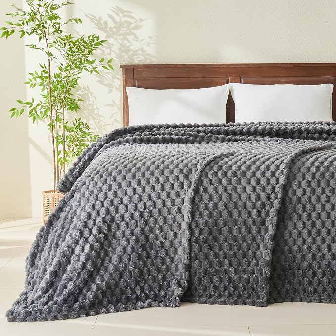 NEWCOSPLAY Fleece Clouds Cozy King Blanket - Image 2