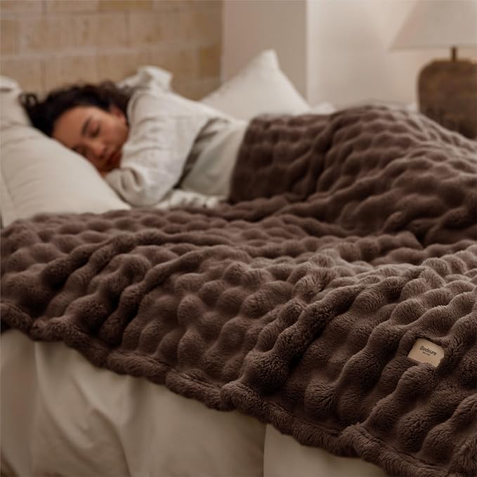 Bedsure 3D Fleece Bubble Blanket - Image 4