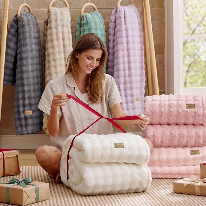 Bedsure 3D Fleece Bubble Blanket - Image 6