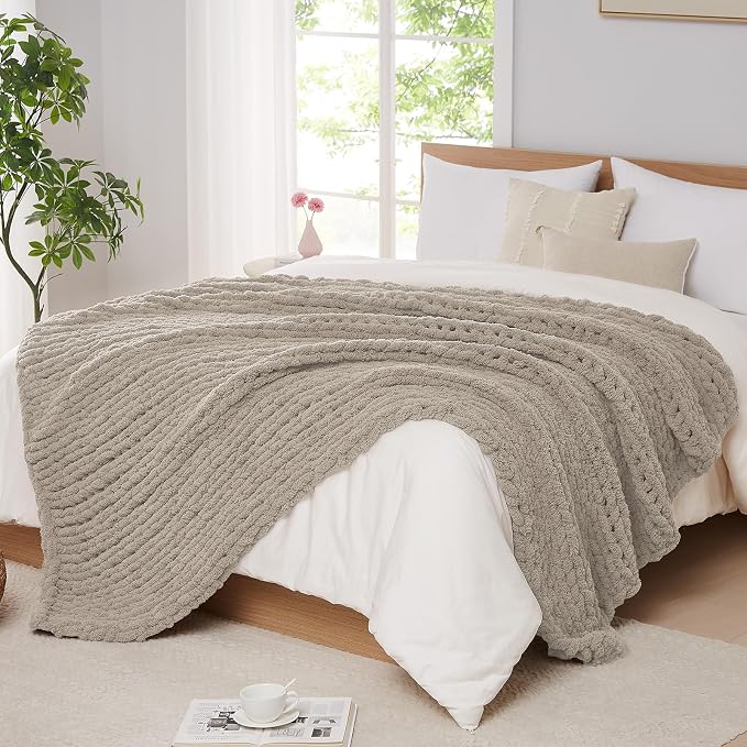 L'AGRATY Chunky Knit Throw Blanket by LAGRATY
