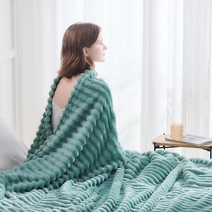 NEWCOSPLAY Fleece Ribbed Cozy King Blanket - Image 3