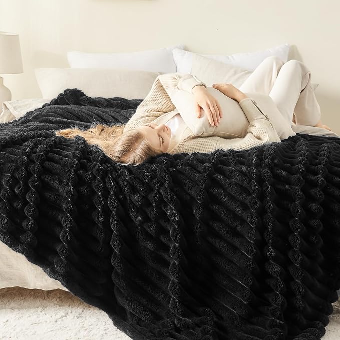 NEWCOSPLAY Fleece Ribbed Cozy Queen Blanket - Image 3