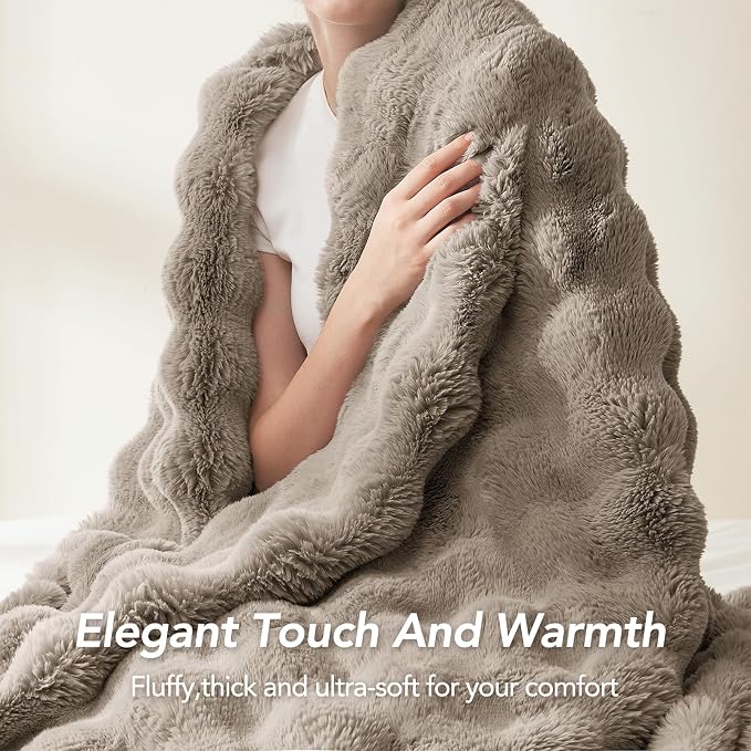 L'AGRATY Faux Rabbit Fur Throw Blanket - Image 5