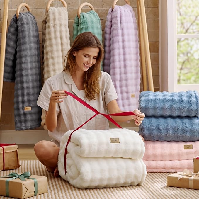 Bedsure 3D Fleece Bubble Blanket - Image 6