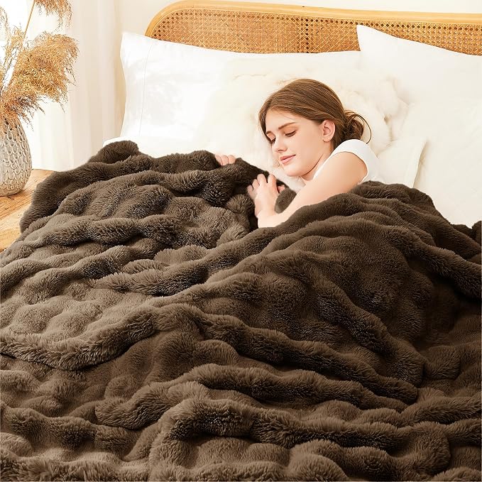 L'AGRATY Faux Rabbit Fur Throw Blanket - Image 4