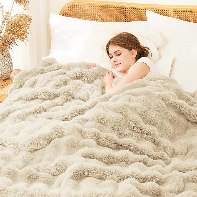 L'AGRATY Faux Rabbit Fur Throw Blanket - Image 4