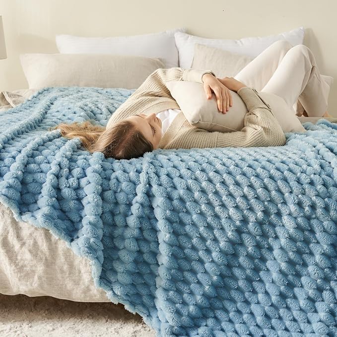 NEWCOSPLAY Fleece Clouds Cozy King Blanket - Image 3