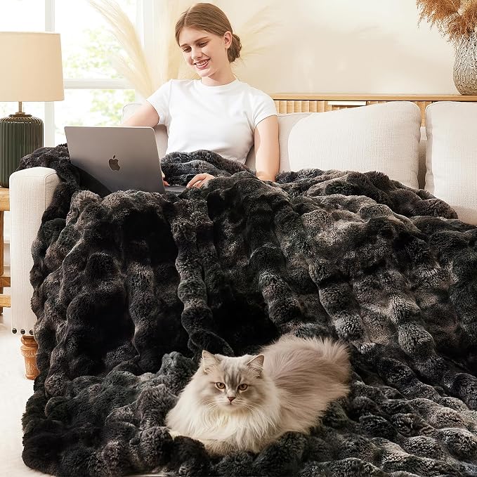 L'AGRATY Faux Rabbit Fur Throw Blanket - Image 5