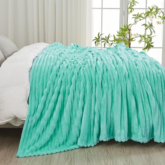 NEWCOSPLAY Fleece Ribbed Cozy Queen Blanket - Image 4