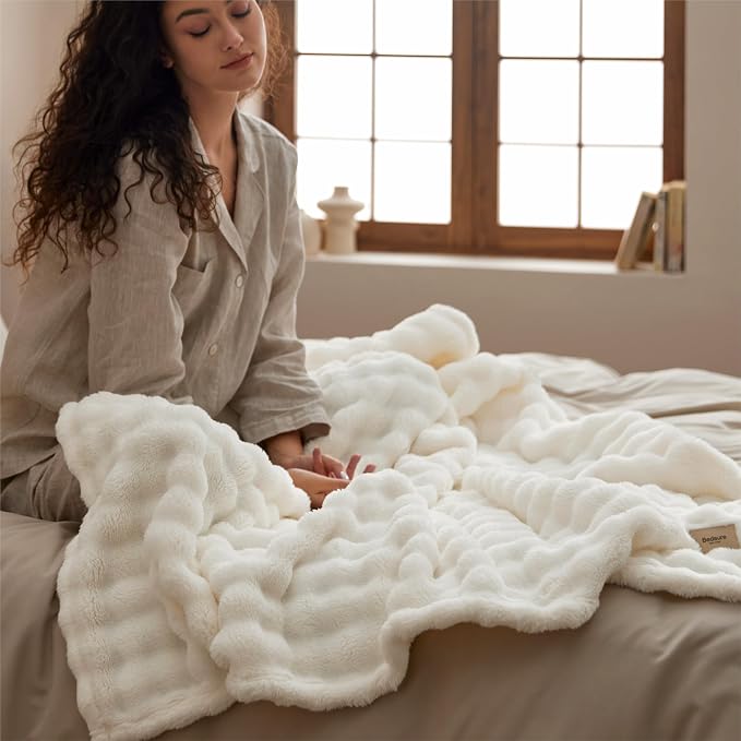 Bedsure White Twin XL Blankets for Bed - Image 4
