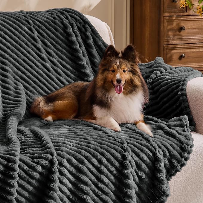 BEDELITE 3D Ribbed Charcoal Grey Fleece Twin Blanket - Image 3