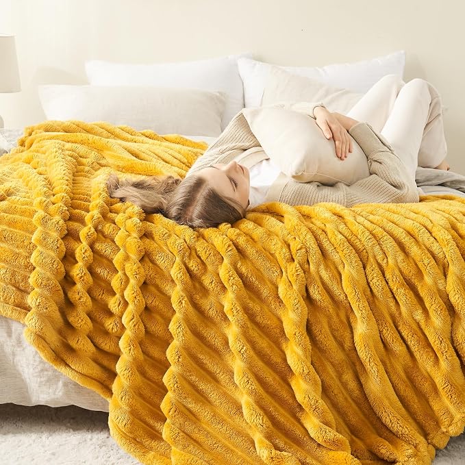NEWCOSPLAY Fleece Ribbed Cozy King Blanket - Image 3