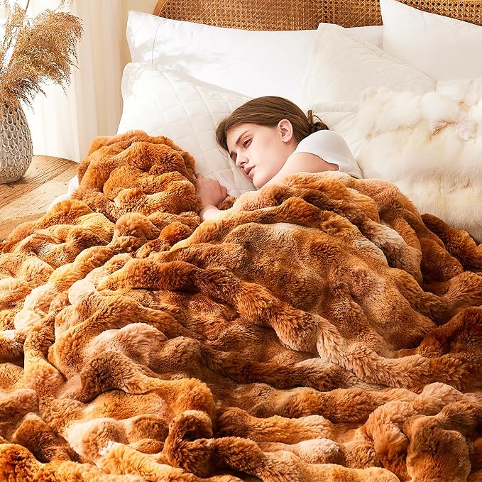 L'AGRATY Faux Fur Throw Blanket - Image 2