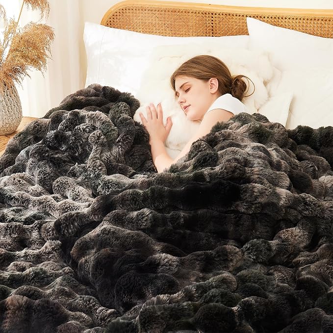 L'AGRATY Faux Rabbit Fur Throw Blanket - Image 2