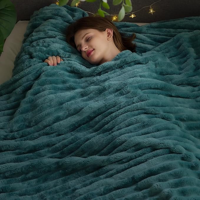 NEWCOSPLAY Fleece Ribbed Cozy King Blanket - Image 2