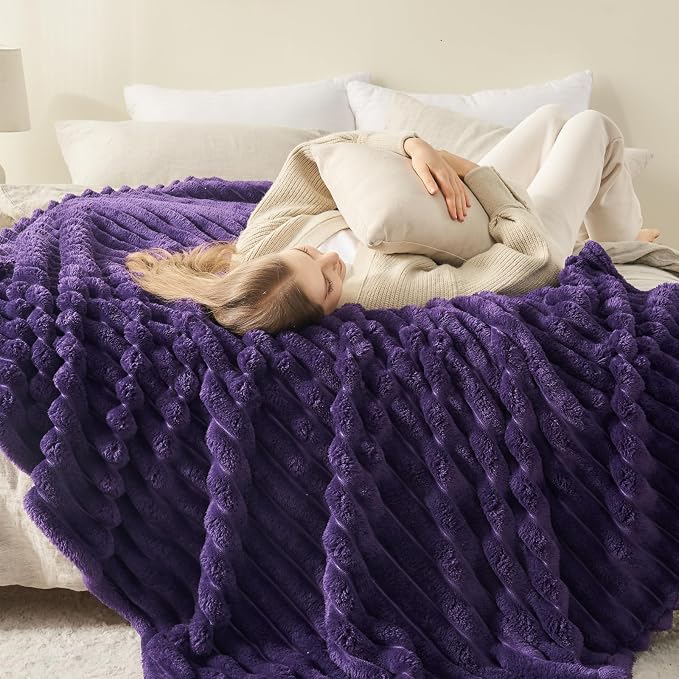 NEWCOSPLAY Fleece Ribbed Cozy Queen Blanket - Image 3