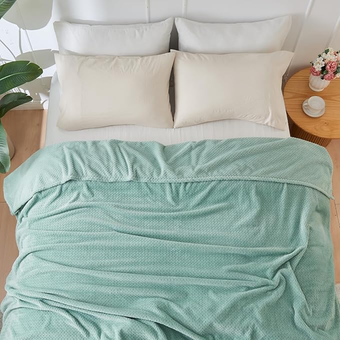 NEWCOSPLAY Super Soft King Blanket New Sage Green Premium Silky Flannel Fleece Leaves Pattern Lightweight Bed Blanket All Season Use (New Sage Green, King(90"x110"))
