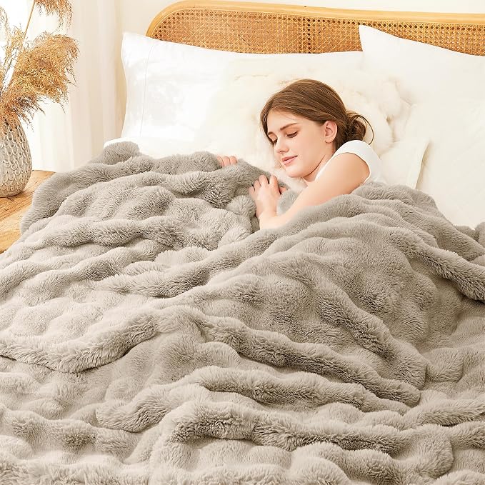 L'AGRATY Faux Rabbit Fur Throw Blanket - Image 2