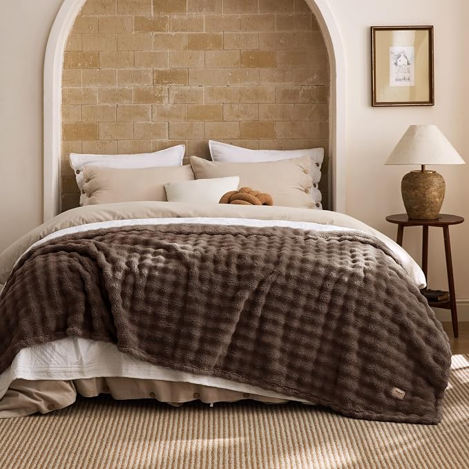 Bedsure 3D Fleece Bubble Blanket - Image 8
