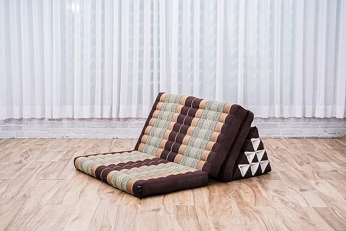 Leewadee 3-Fold Mat XXL with Triangle Cushion – Firm TV Pillow, Foldable Mattress with Cushion Made of Kapok, 67 x 31 inches, Brown