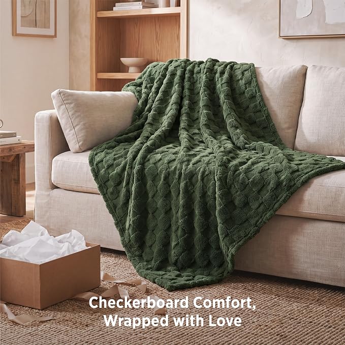 Bedsure GentleSoft Dark Green Throw Blanket - Image 5